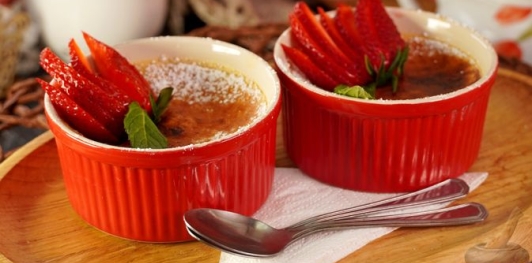 Фото приготовления рецепта: Крем-брюле с изюмом - шаг №16