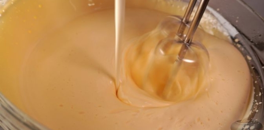 Фото приготовления рецепта: Крем-брюле с изюмом - шаг №9