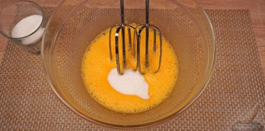 Фото приготовления рецепта: Крем-брюле с изюмом - шаг №6