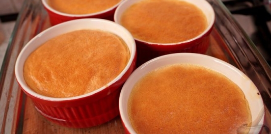 Фото приготовления рецепта: Крем-брюле с изюмом - шаг №13