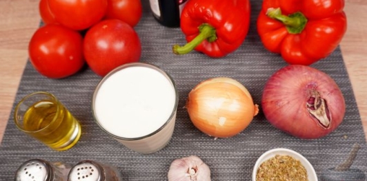 Фото приготовления рецепта: Крем-суп из запечённых помидоров, перца, лука и чеснока - шаг №1