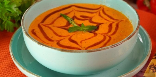 Фото приготовления рецепта: Крем-суп из запечённых помидоров, перца, лука и чеснока - шаг №13