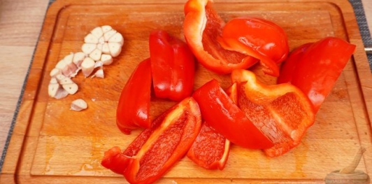 Фото приготовления рецепта: Крем-суп из запечённых помидоров, перца, лука и чеснока - шаг №4