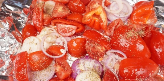 Фото приготовления рецепта: Крем-суп из запечённых помидоров, перца, лука и чеснока - шаг №6