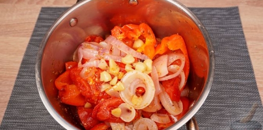 Фото приготовления рецепта: Крем-суп из запечённых помидоров, перца, лука и чеснока - шаг №8