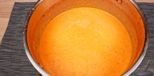 Фото приготовления рецепта: Крем-суп из запечённых помидоров, перца, лука и чеснока - шаг №12