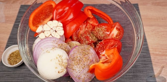 Фото приготовления рецепта: Крем-суп из запечённых помидоров, перца, лука и чеснока - шаг №5