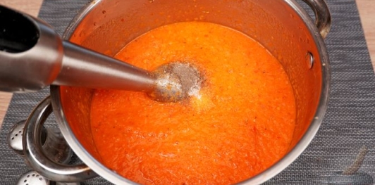 Фото приготовления рецепта: Крем-суп из запечённых помидоров, перца, лука и чеснока - шаг №10