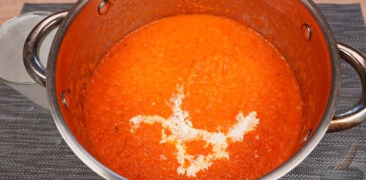 Фото приготовления рецепта: Крем-суп из запечённых помидоров, перца, лука и чеснока - шаг №11