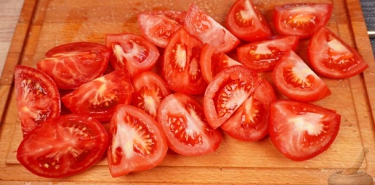 Фото приготовления рецепта: Крем-суп из запечённых помидоров, перца, лука и чеснока - шаг №2