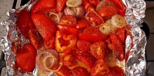 Фото приготовления рецепта: Крем-суп из запечённых помидоров, перца, лука и чеснока - шаг №7