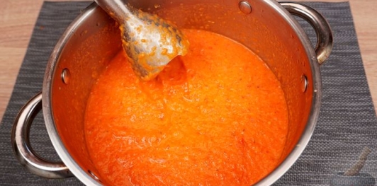 Фото приготовления рецепта: Крем-суп из запечённых помидоров, перца, лука и чеснока - шаг №9