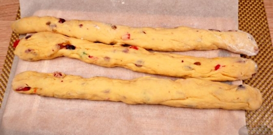 Фото приготовления рецепта: Куличи-косички с изюмом, цукатами, цедрой лимона и глазурью с лепестками миндаля - шаг №23