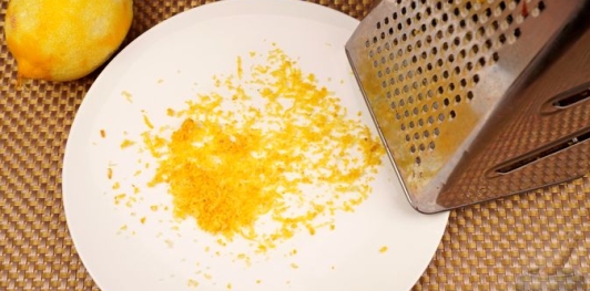 Фото приготовления рецепта: Куличи-косички с изюмом, цукатами, цедрой лимона и глазурью с лепестками миндаля - шаг №4