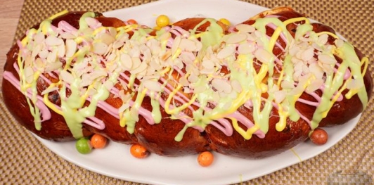 Фото приготовления рецепта: Куличи-косички с изюмом, цукатами, цедрой лимона и глазурью с лепестками миндаля - шаг №33