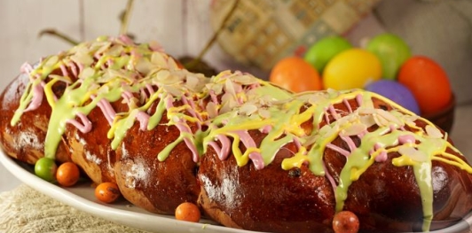 Фото приготовления рецепта: Куличи-косички с изюмом, цукатами, цедрой лимона и глазурью с лепестками миндаля - шаг №34