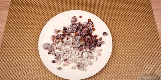 Фото приготовления рецепта: Куличи-косички с изюмом, цукатами, цедрой лимона и глазурью с лепестками миндаля - шаг №14