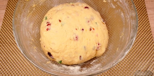 Фото приготовления рецепта: Куличи-косички с изюмом, цукатами, цедрой лимона и глазурью с лепестками миндаля - шаг №19