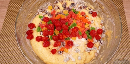 Фото приготовления рецепта: Куличи-косички с изюмом, цукатами, цедрой лимона и глазурью с лепестками миндаля - шаг №16