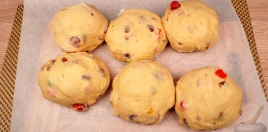 Фото приготовления рецепта: Куличи-косички с изюмом, цукатами, цедрой лимона и глазурью с лепестками миндаля - шаг №22