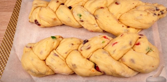 Фото приготовления рецепта: Куличи-косички с изюмом, цукатами, цедрой лимона и глазурью с лепестками миндаля - шаг №25