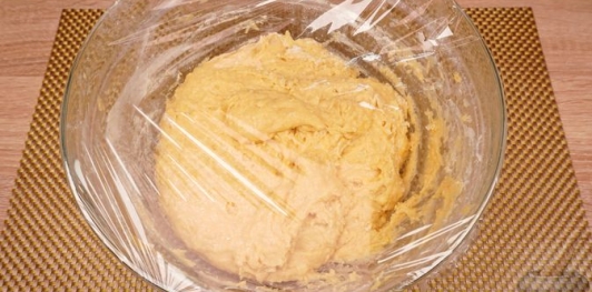 Фото приготовления рецепта: Куличи-косички с изюмом, цукатами, цедрой лимона и глазурью с лепестками миндаля - шаг №12