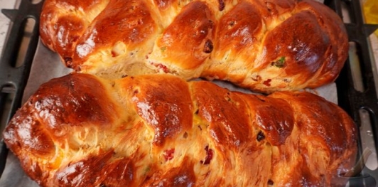 Фото приготовления рецепта: Куличи-косички с изюмом, цукатами, цедрой лимона и глазурью с лепестками миндаля - шаг №31