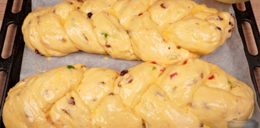 Фото приготовления рецепта: Куличи-косички с изюмом, цукатами, цедрой лимона и глазурью с лепестками миндаля - шаг №30