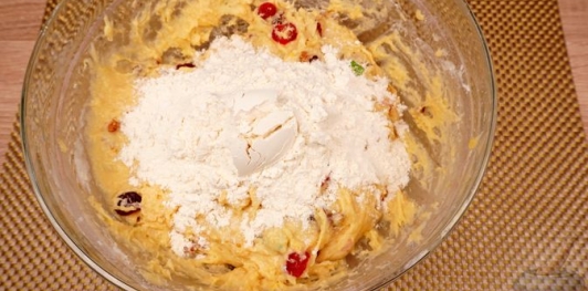 Фото приготовления рецепта: Куличи-косички с изюмом, цукатами, цедрой лимона и глазурью с лепестками миндаля - шаг №18