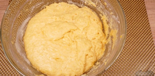 Фото приготовления рецепта: Куличи-косички с изюмом, цукатами, цедрой лимона и глазурью с лепестками миндаля - шаг №13