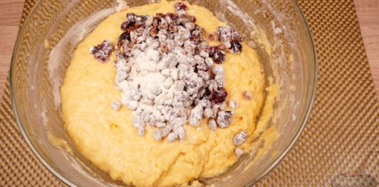 Фото приготовления рецепта: Куличи-косички с изюмом, цукатами, цедрой лимона и глазурью с лепестками миндаля - шаг №15