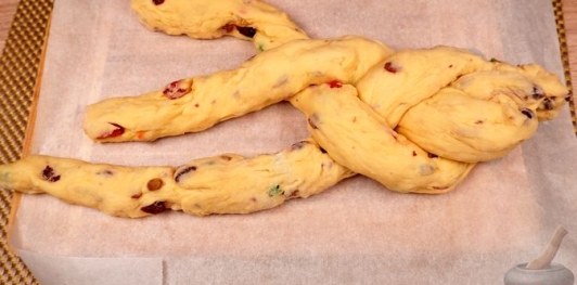 Фото приготовления рецепта: Куличи-косички с изюмом, цукатами, цедрой лимона и глазурью с лепестками миндаля - шаг №24