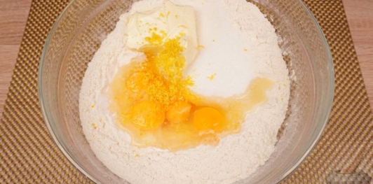 Фото приготовления рецепта: Куличи-косички с изюмом, цукатами, цедрой лимона и глазурью с лепестками миндаля - шаг №8