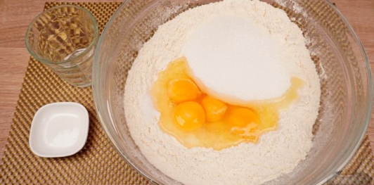 Фото приготовления рецепта: Куличи-косички с изюмом, цукатами, цедрой лимона и глазурью с лепестками миндаля - шаг №6