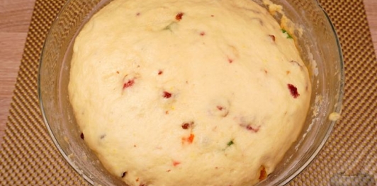 Фото приготовления рецепта: Куличи-косички с изюмом, цукатами, цедрой лимона и глазурью с лепестками миндаля - шаг №21