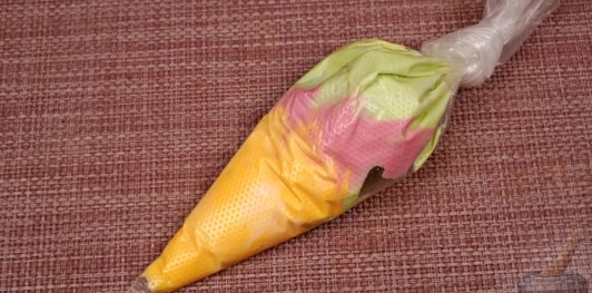 Фото приготовления рецепта: Куличи-косички с изюмом, цукатами, цедрой лимона и глазурью с лепестками миндаля - шаг №32