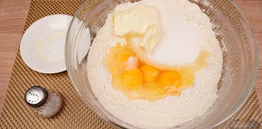 Фото приготовления рецепта: Куличи-косички с изюмом, цукатами, цедрой лимона и глазурью с лепестками миндаля - шаг №7