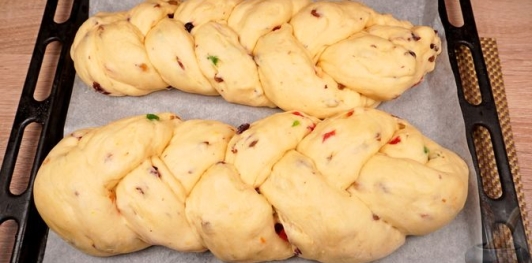 Фото приготовления рецепта: Куличи-косички с изюмом, цукатами, цедрой лимона и глазурью с лепестками миндаля - шаг №28