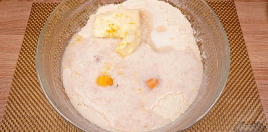 Фото приготовления рецепта: Куличи-косички с изюмом, цукатами, цедрой лимона и глазурью с лепестками миндаля - шаг №10