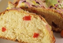 Куличи-косички с изюмом, цукатами, цедрой лимона и глазурью с лепестками миндаля