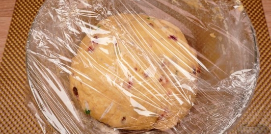 Фото приготовления рецепта: Куличи-косички с изюмом, цукатами, цедрой лимона и глазурью с лепестками миндаля - шаг №20