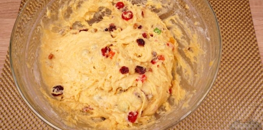 Фото приготовления рецепта: Куличи-косички с изюмом, цукатами, цедрой лимона и глазурью с лепестками миндаля - шаг №17