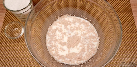 Фото приготовления рецепта: Куличи-косички с изюмом, цукатами, цедрой лимона и глазурью с лепестками миндаля - шаг №2