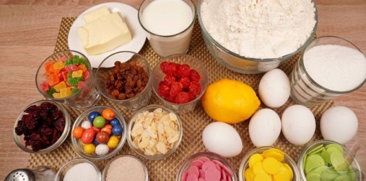 Фото приготовления рецепта: Куличи-косички с изюмом, цукатами, цедрой лимона и глазурью с лепестками миндаля - шаг №1