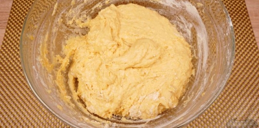 Фото приготовления рецепта: Куличи-косички с изюмом, цукатами, цедрой лимона и глазурью с лепестками миндаля - шаг №11