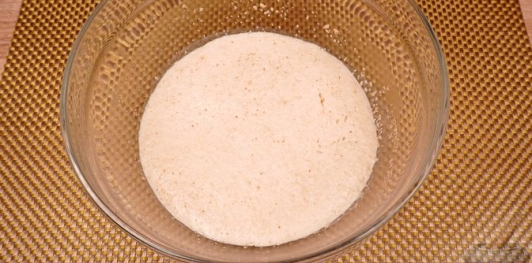 Фото приготовления рецепта: Куличи-косички с изюмом, цукатами, цедрой лимона и глазурью с лепестками миндаля - шаг №9