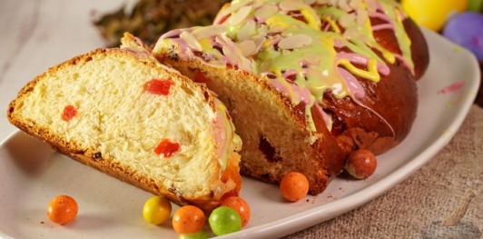 Фото приготовления рецепта: Куличи-косички с изюмом, цукатами, цедрой лимона и глазурью с лепестками миндаля - шаг №36