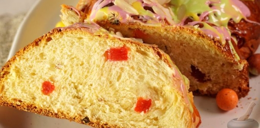 Фото приготовления рецепта: Куличи-косички с изюмом, цукатами, цедрой лимона и глазурью с лепестками миндаля - шаг №35