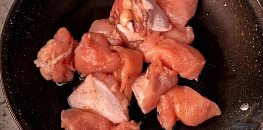 Фото приготовления рецепта: Курица, тушенная с овощами, грибами и вином - шаг №4