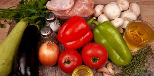 Фото приготовления рецепта: Курица, тушенная с овощами, грибами и вином - шаг №1